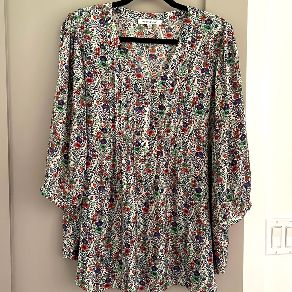 Flowy floral v neck top with 3/4 sleeves